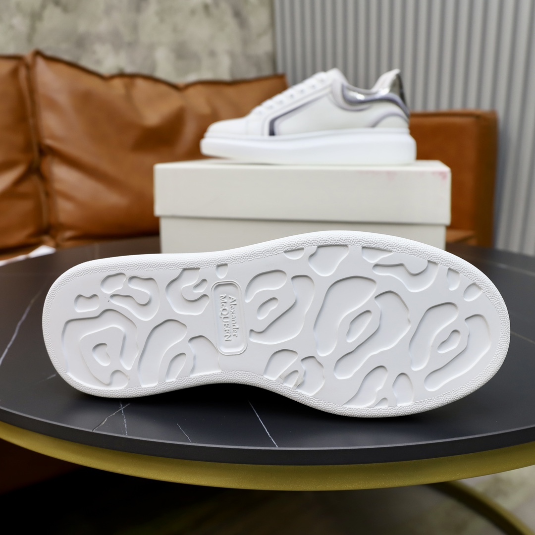 Alexander McQueen's classic star hit all-match white shoes