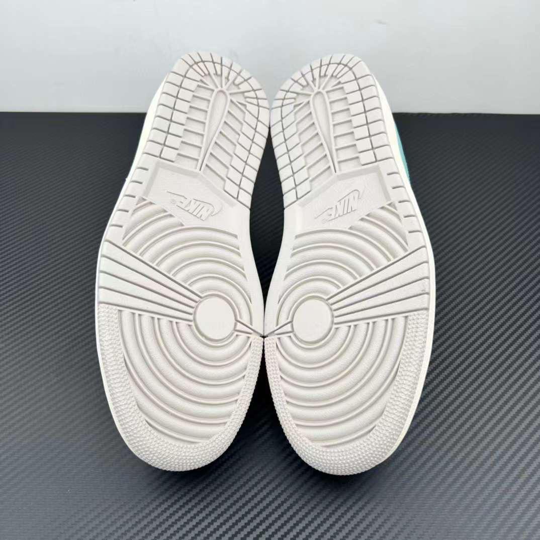 Travis Scott x Air Jordan 1 Low Cream Tiffany