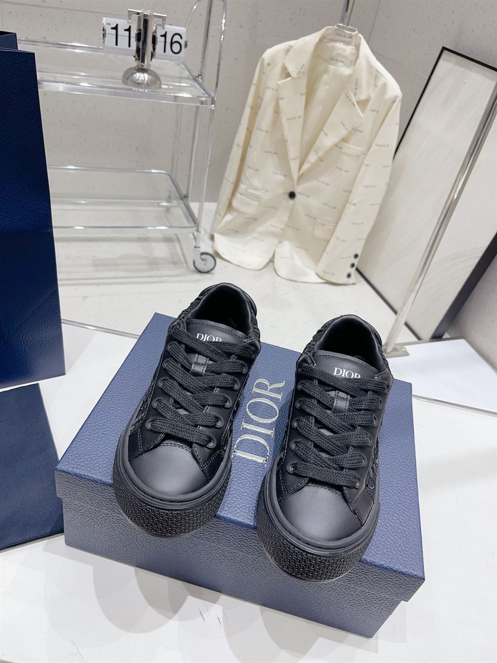 DIOR B33 SNEAKER BLACK SMOOTH CALFSKIN AND DIOR OBLIQUE RAISED EMBROIDERY – DO132