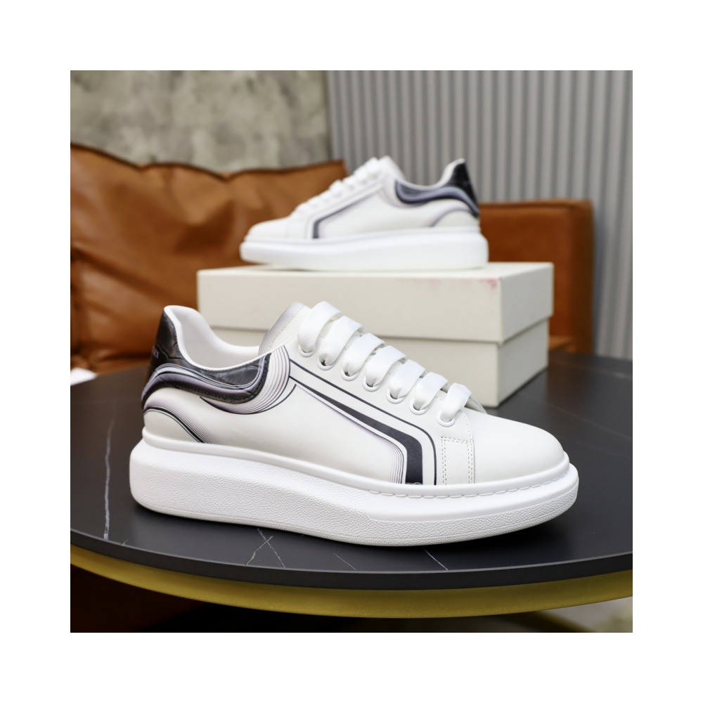 Alexander McQueen's classic star hit all-match white shoes
