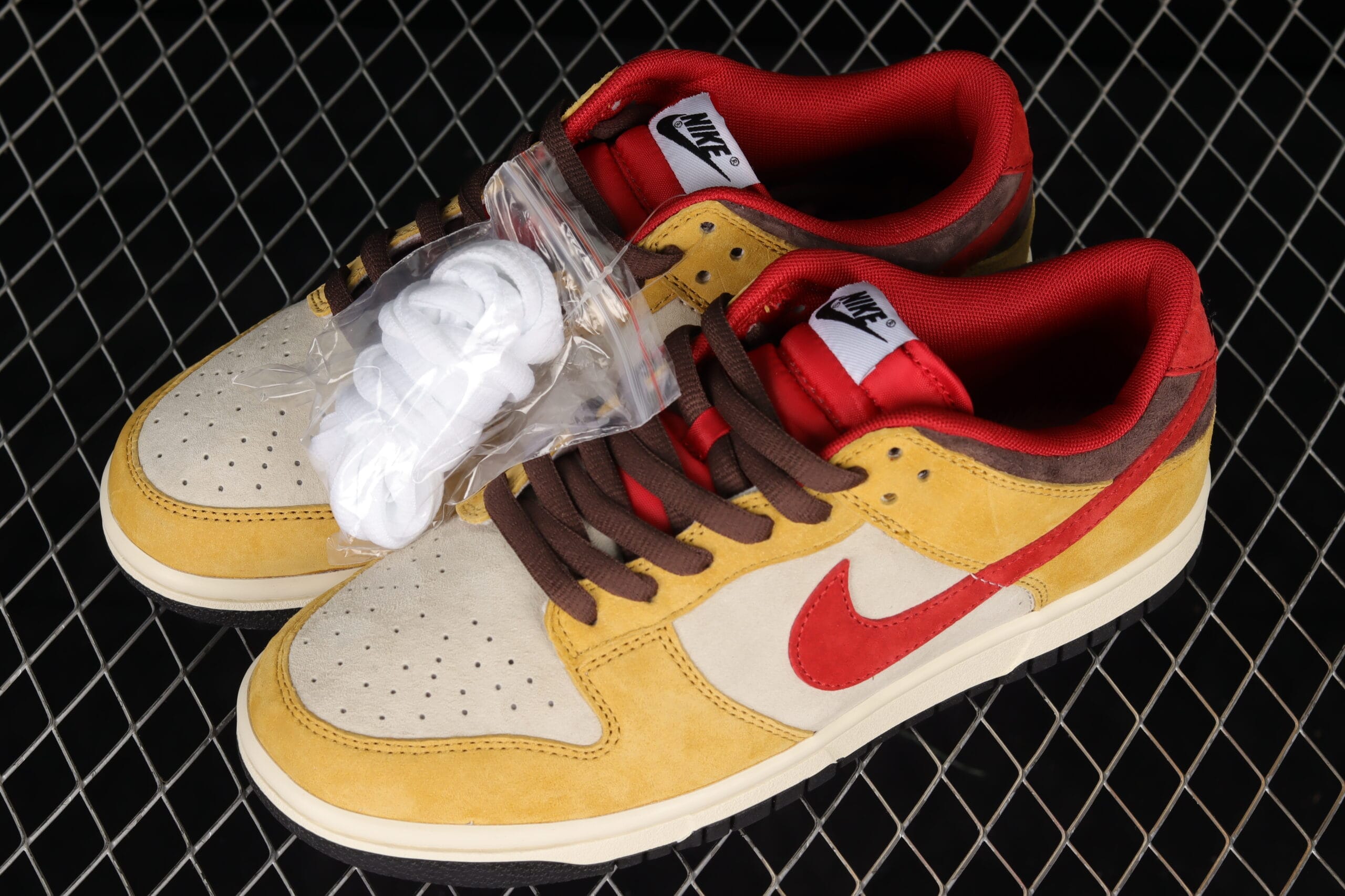 Otomo Katsuhiro x Nike SB Dunk Low Steamboy OST Gold Red Brown