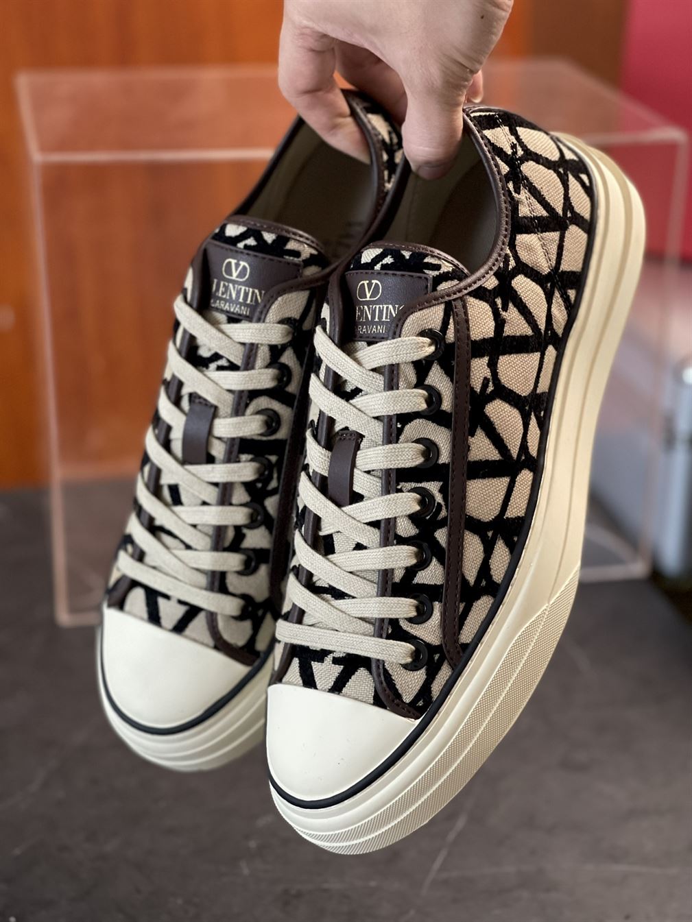 VALENTINO GARAVANI TOILE ICONOGRAPHE TOTALOOP LOW-TOP SNEAKER – VN001