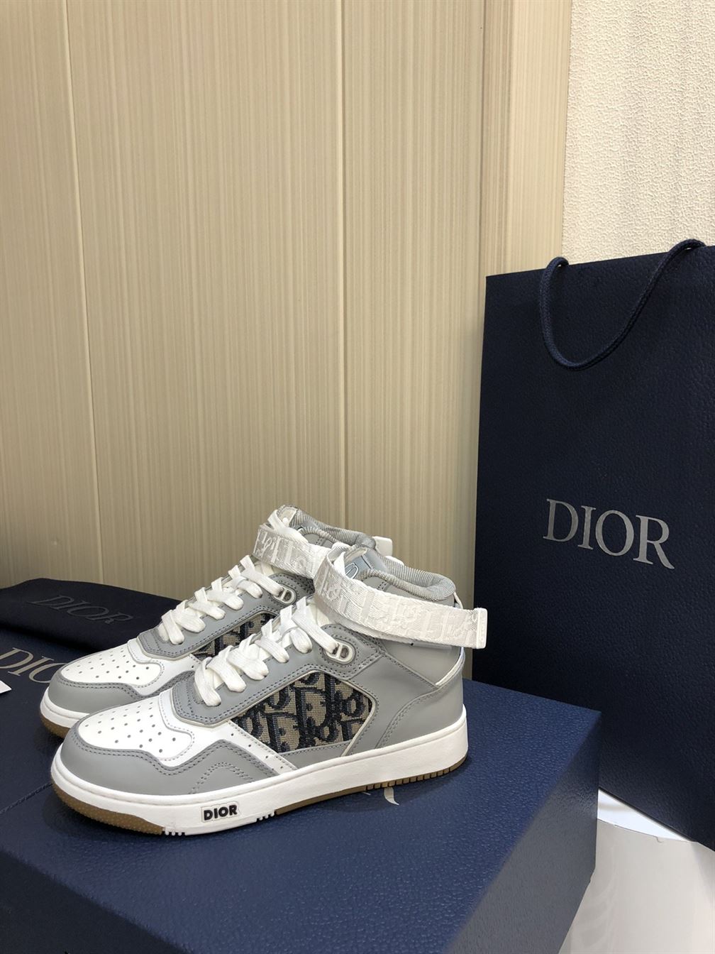 DIOR B27 HIGH-TOP SNEAKER – DO009