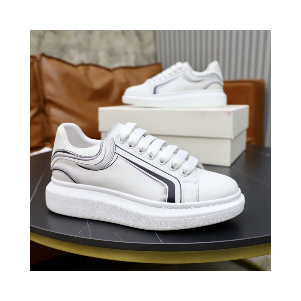 Alexander McQueen's classic star hit all-match white shoes