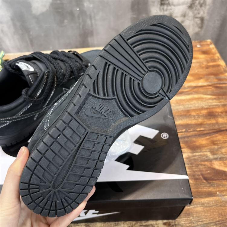 NIKE SB DUNK LOW SNEAKER – NSN010