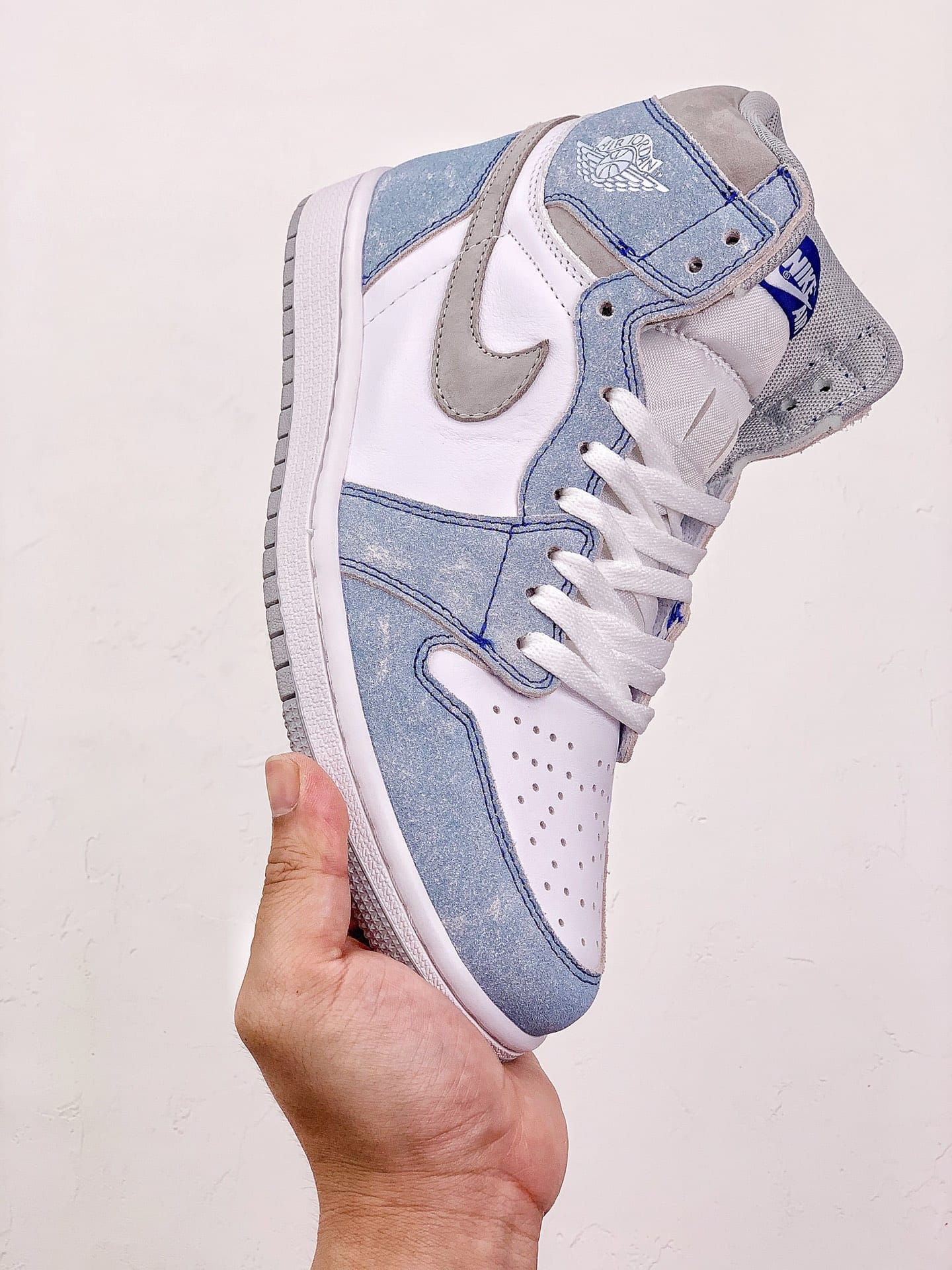 Air Jordan 1 Retro High OG Hyper Royal