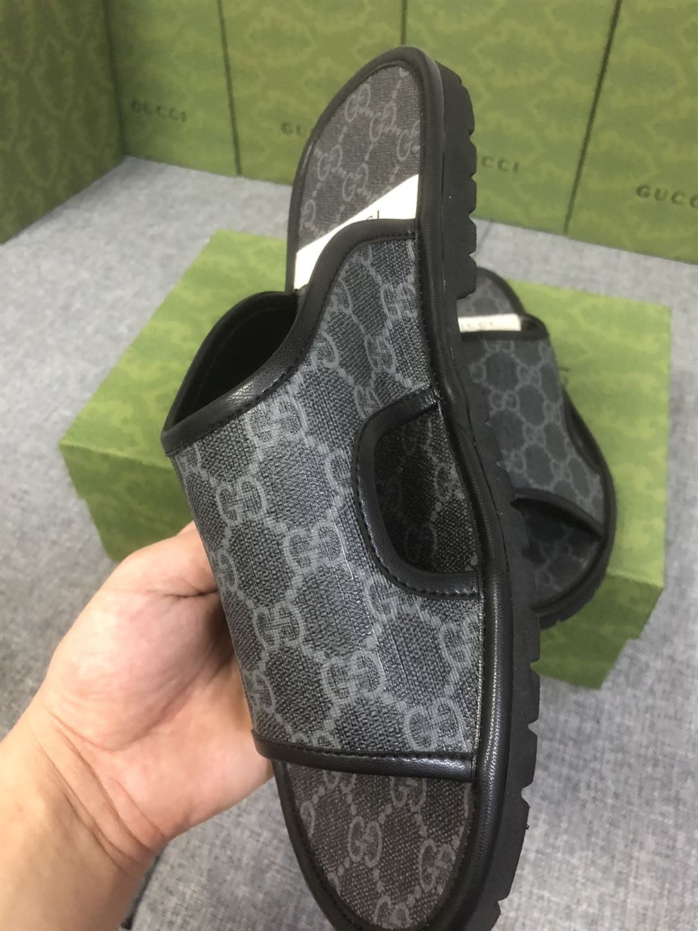 GUCCI MEN’S GG SUPREME SLIDE SANDAL – GSL035