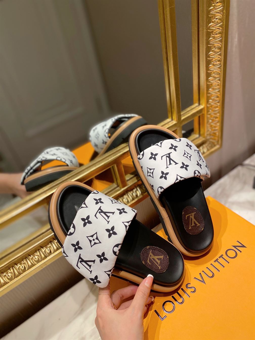 LOUIS VUITTON SLIDES – LVSD008