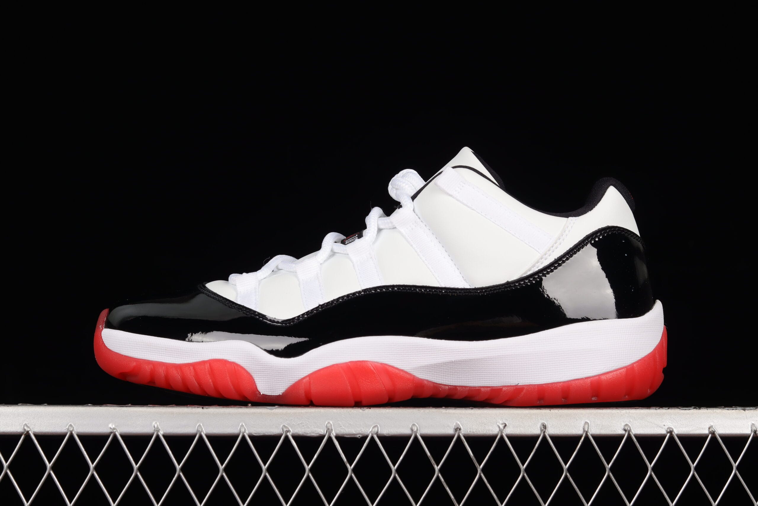 Jordan 11 Retro Low, Concord Bred