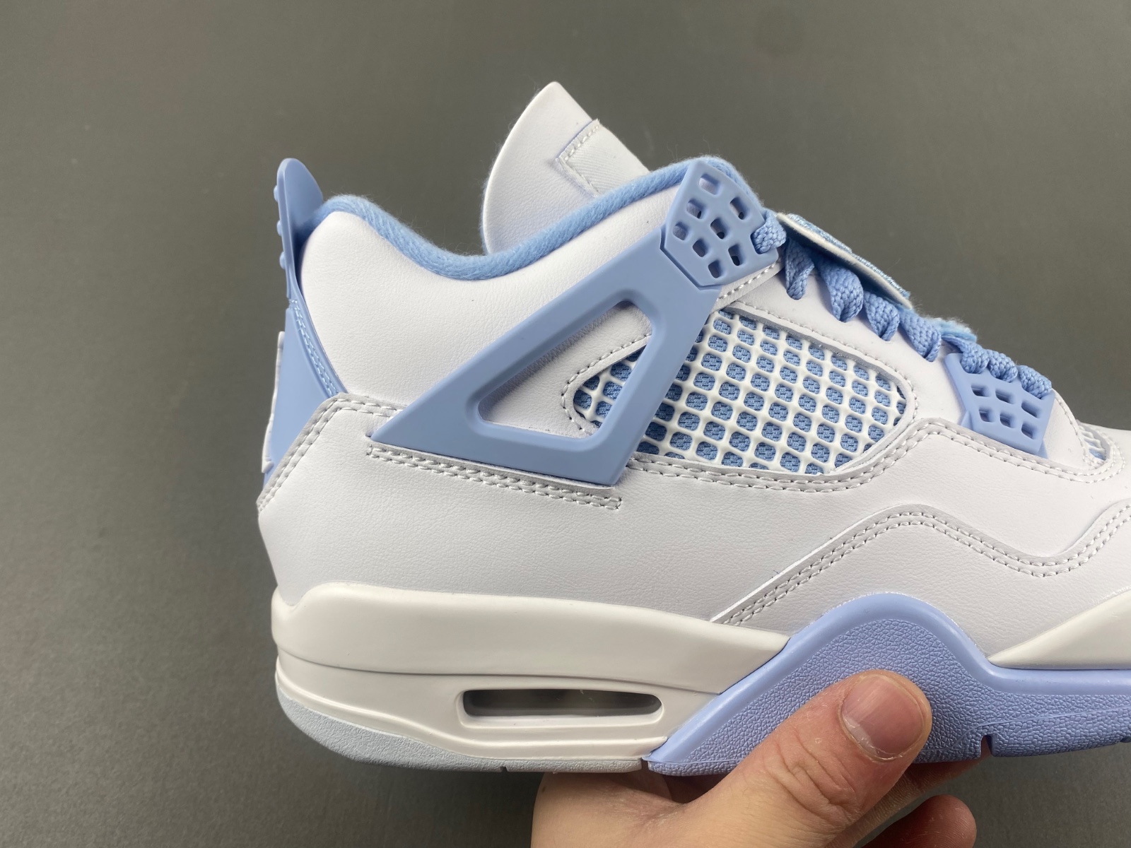 Air Jordan 4 WMNS ‘Aluminum.’