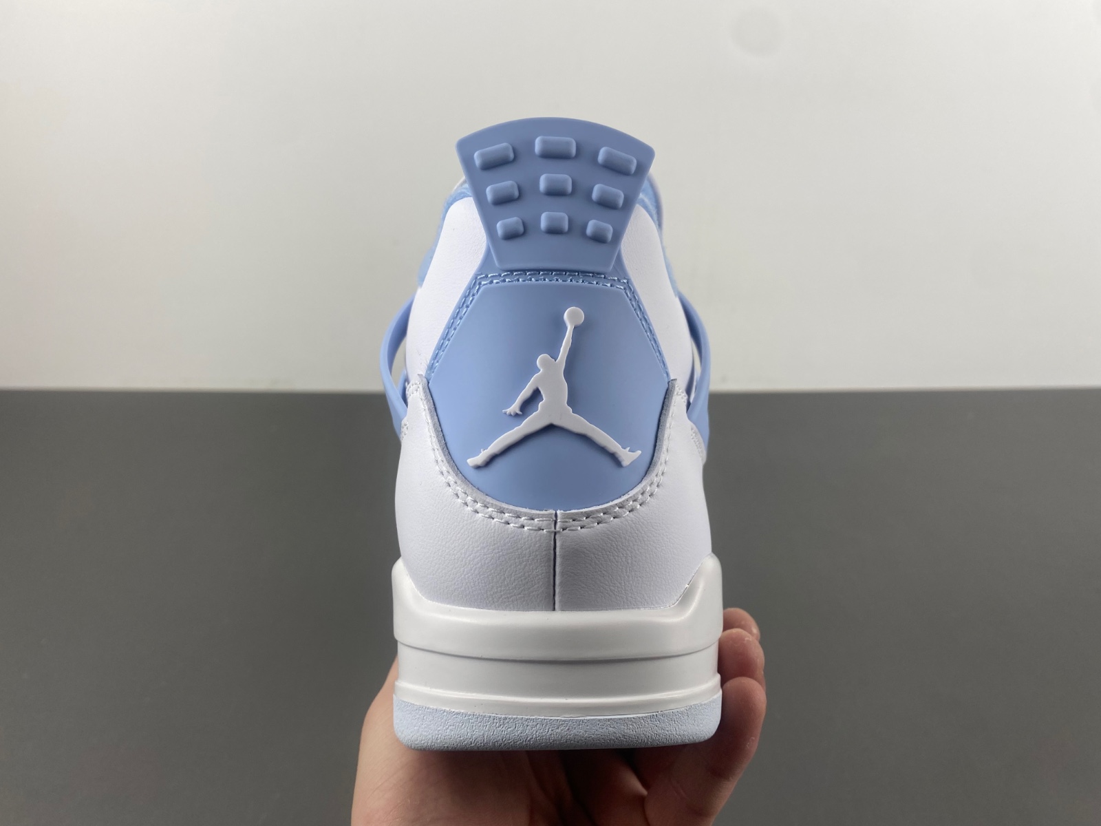 Air Jordan 4 WMNS ‘Aluminum.’