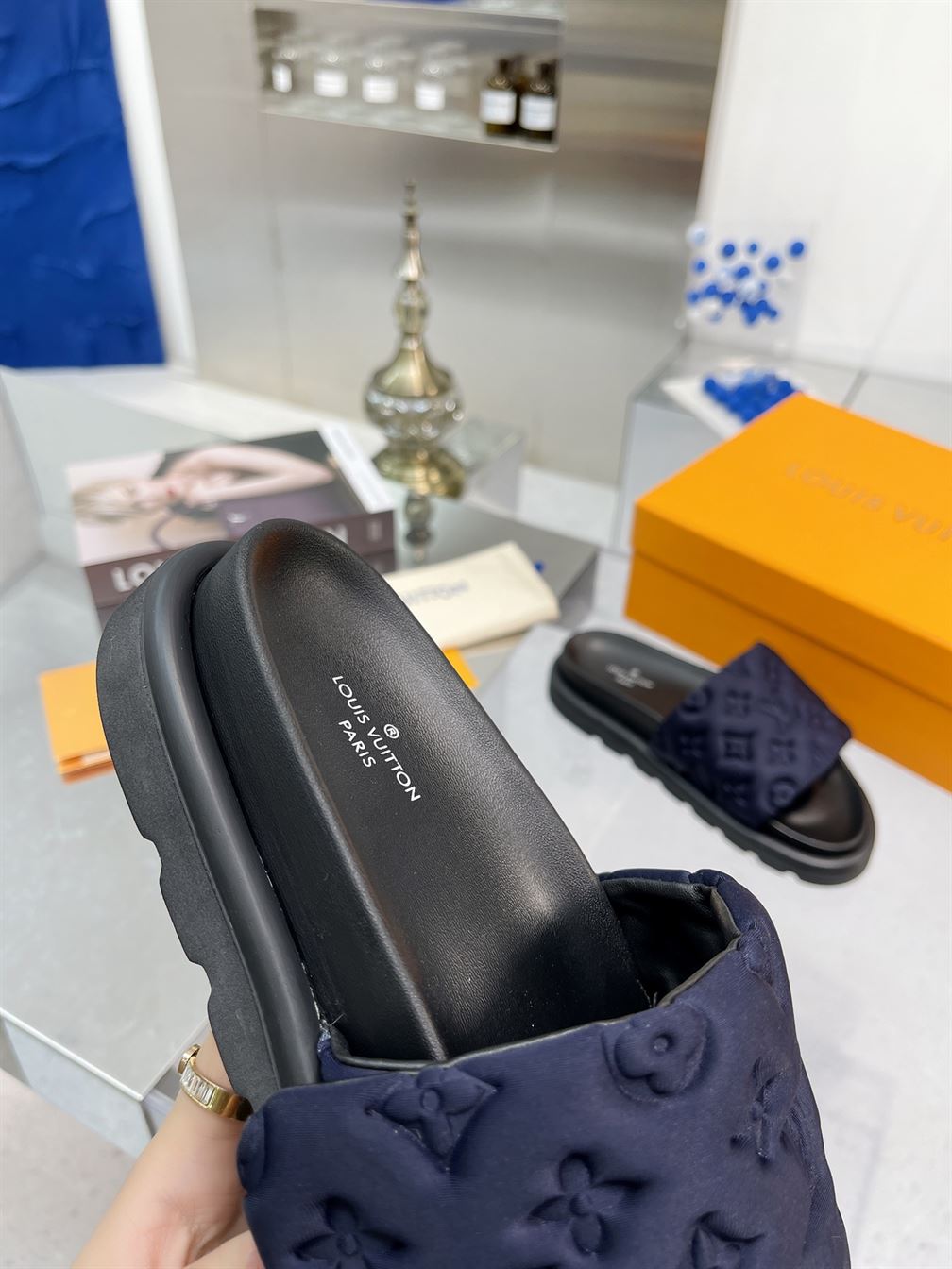 LOUIS VUITTON POOL PILLOW FLAT COMFORT MULE – LVSD050