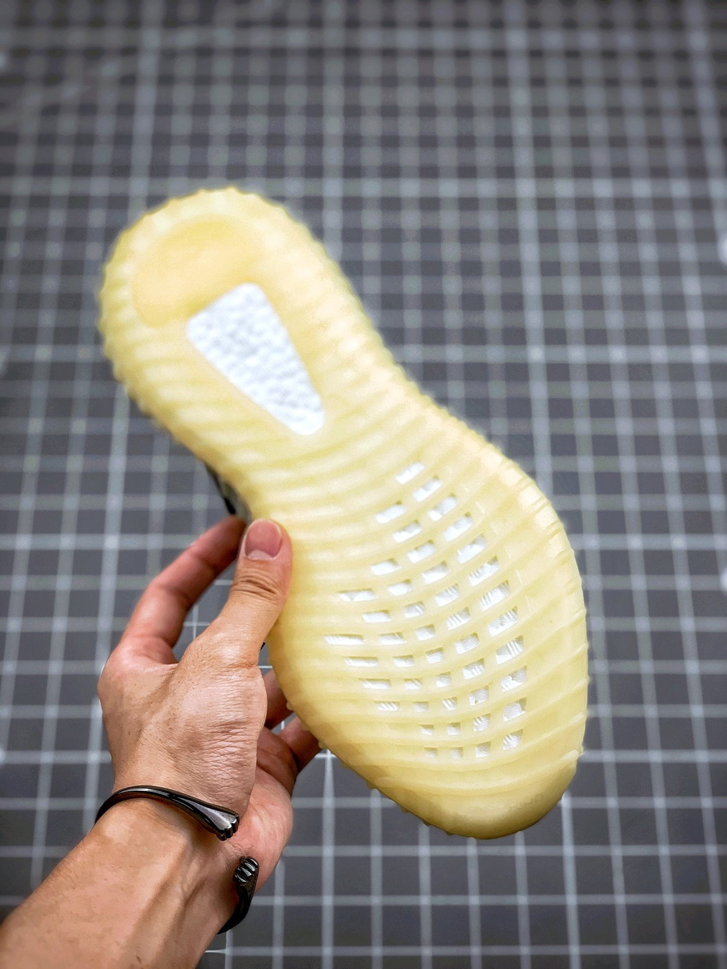 Adidas Yeezy Boost 350 V2 Carbon