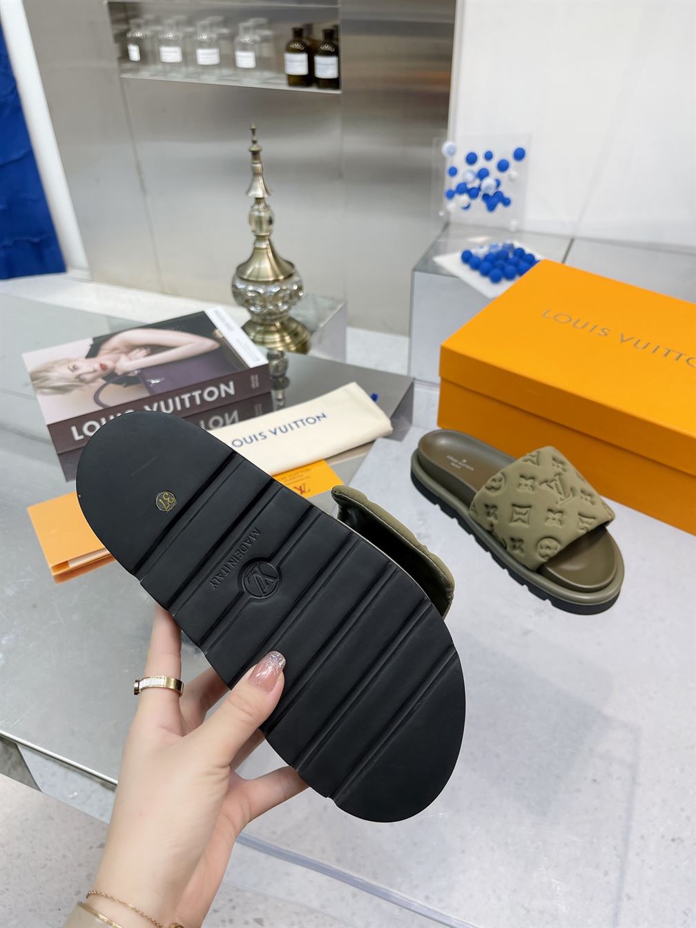 LOUIS VUITTON POOL PILLOW FLAT COMFORT MULE – LVSD055