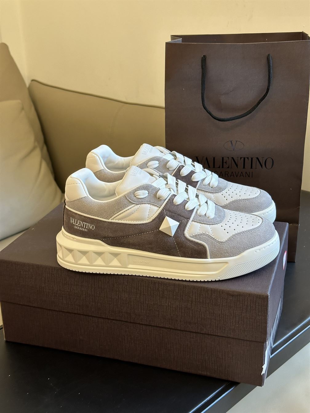 VALENTINO ONE STUD LOW-TOP SNEAKER IN SPLIT LEATHER AND NAPPA – VN010