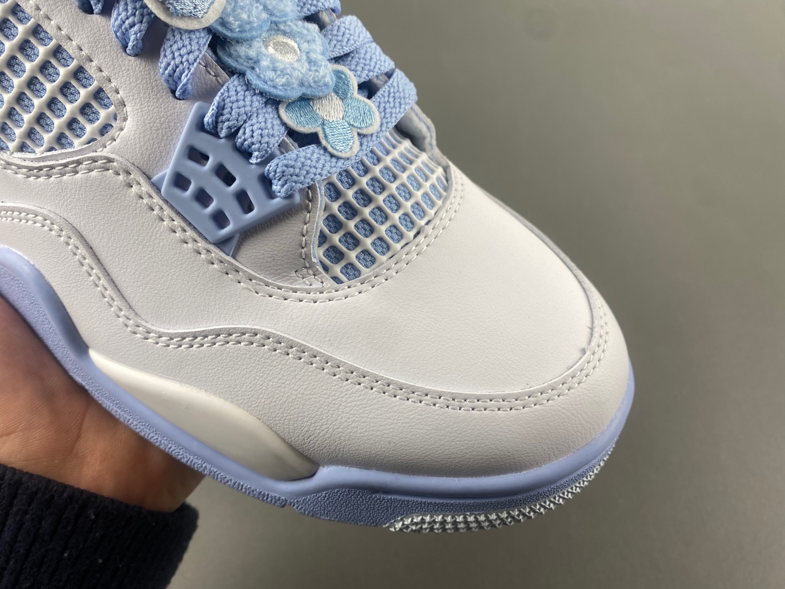 Air Jordan 4 WMNS ‘Aluminum.’