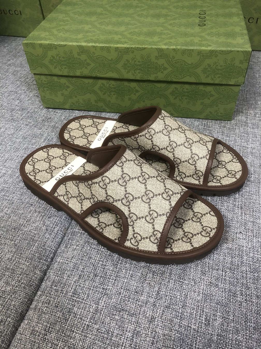 GUCCI MEN’S GG SUPREME SLIDE SANDAL – GSL033