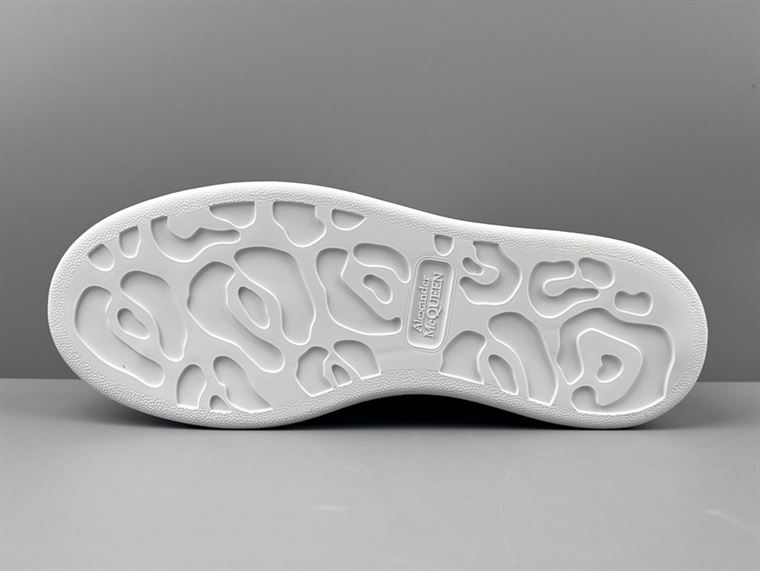 ALEXANDER MCQUEEN OVERSIZED SNEAKER IN BLACK/WHITE/RED – ALD037