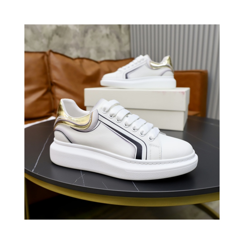 Alexander McQueen's classic star hit all-match white shoes