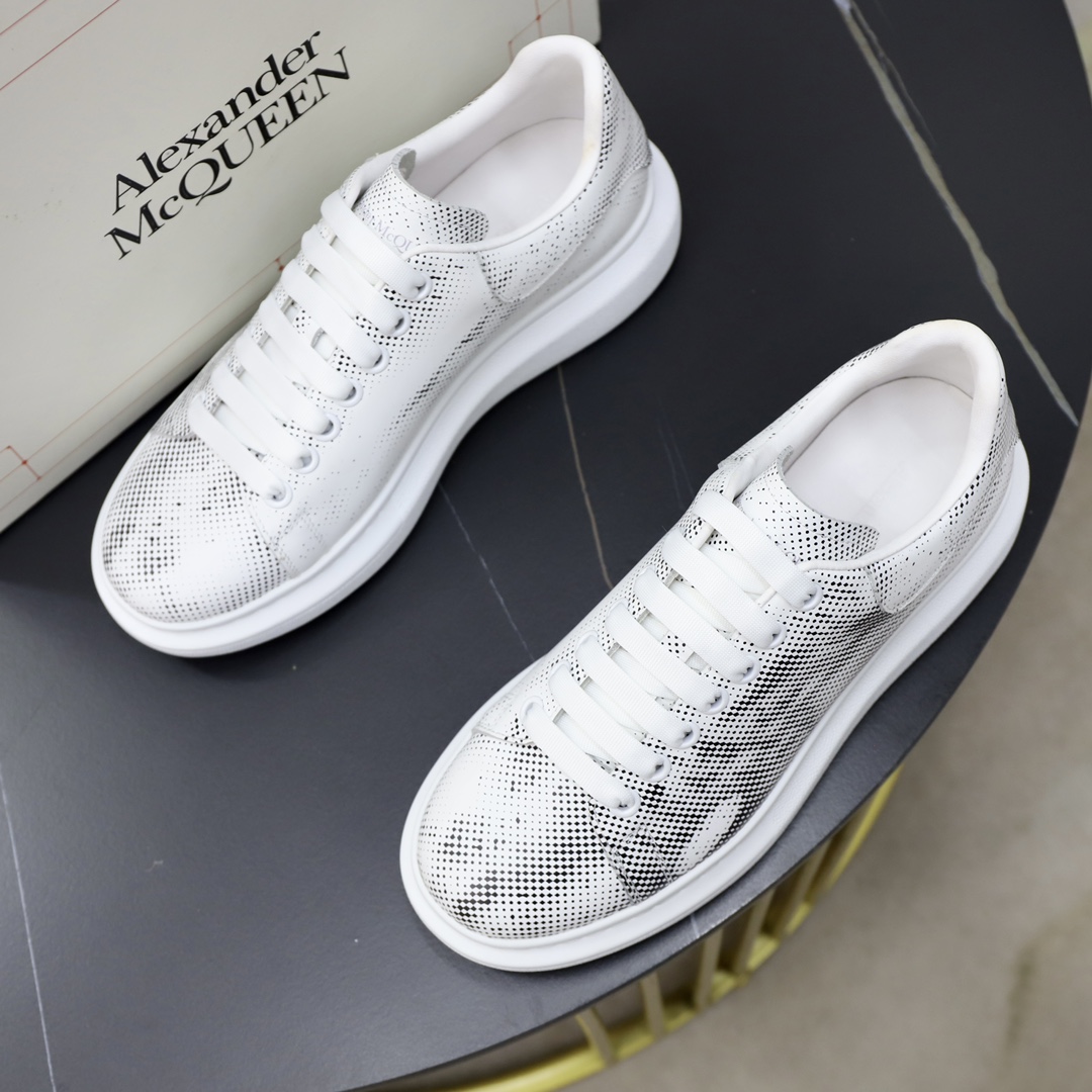 Alexander McQueen's classic star hit all-match white shoes