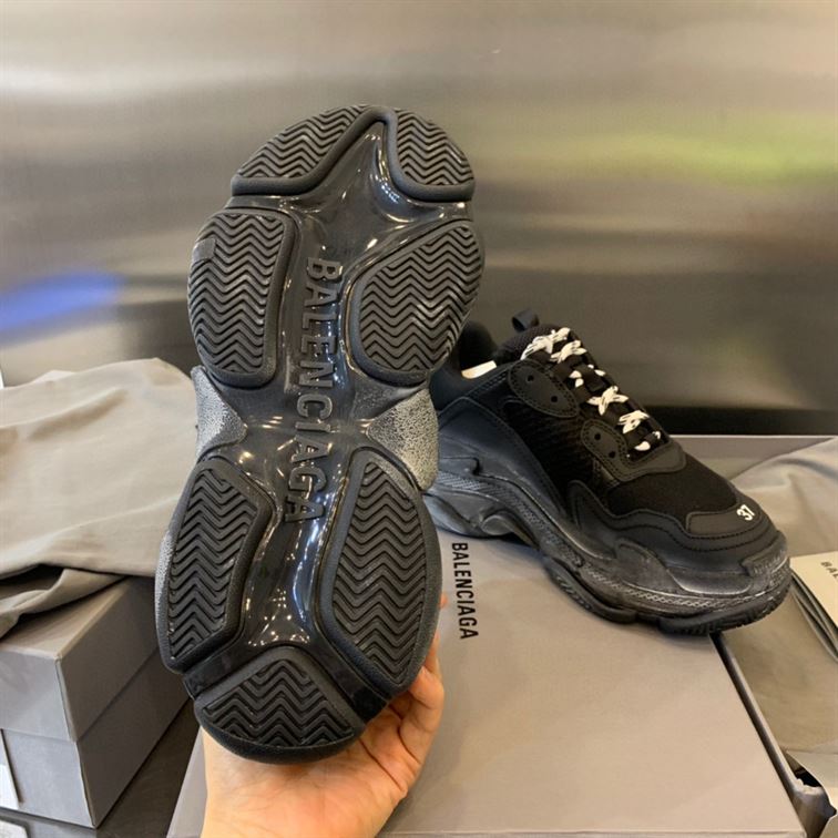 BALENCIAGA MEN’S TRIPLE S SNEAKER CLEAR SOLE IN BLACK – BLA014