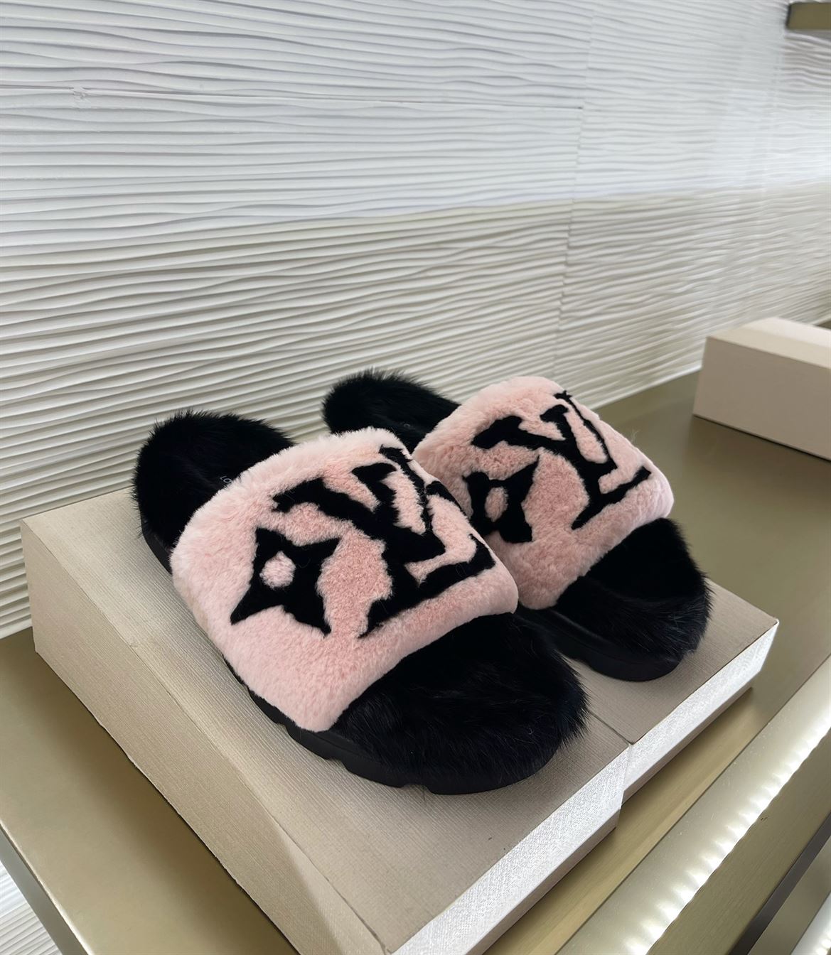 LOUIS VUITTON POOL PILLOW COMFORT MULES – LVSD054