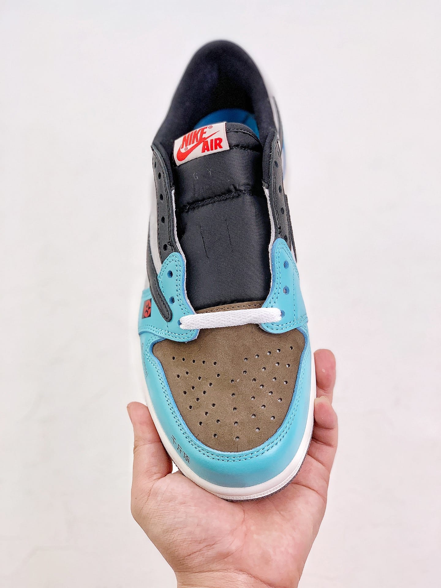 Jordan 1 Low Russian Travis Scott