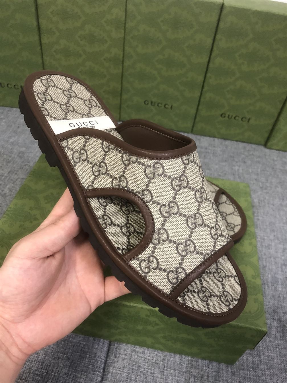 GUCCI MEN’S GG SUPREME SLIDE SANDAL – GSL033