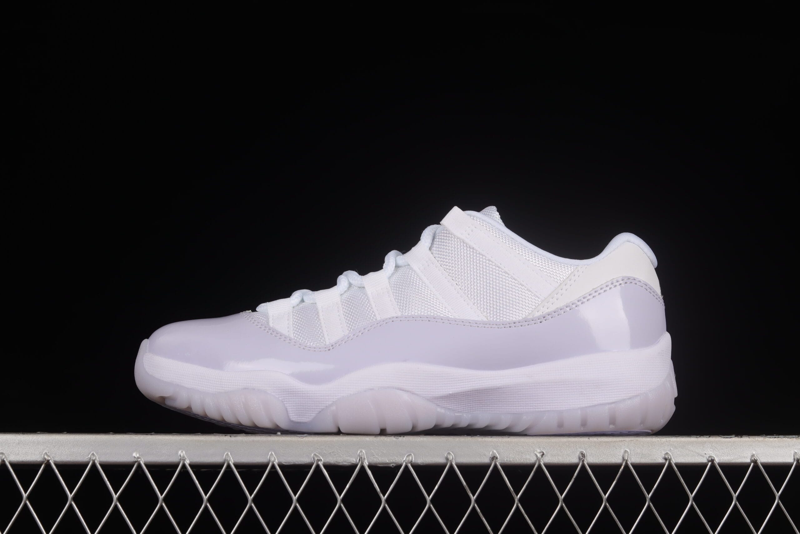 Jordan 11 Retro Low, Pure Violet