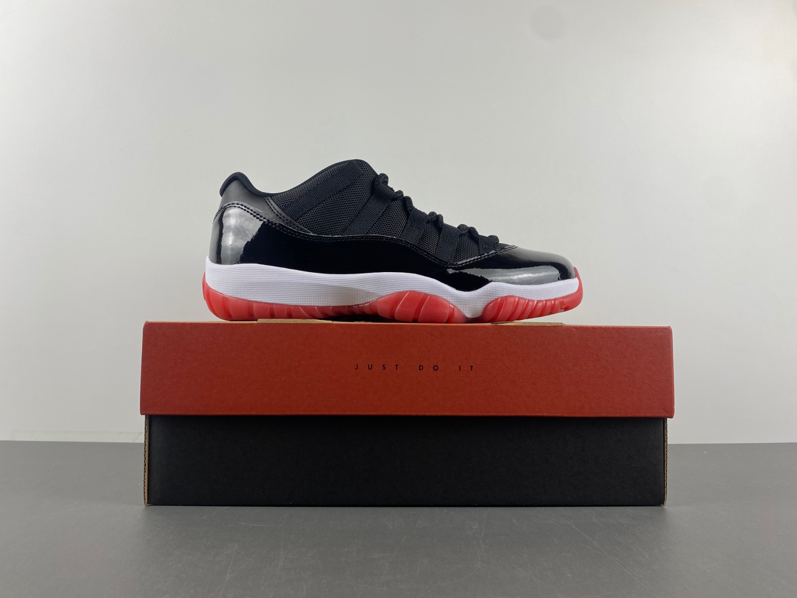 Air Jordan 11 Retro Low Bred