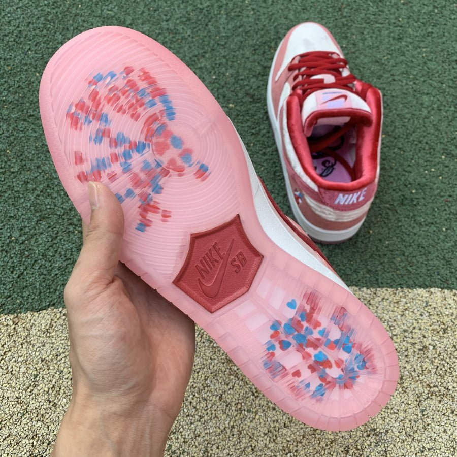 Nike SB Dunk Low StrangeLove Skateboards (Special Box)