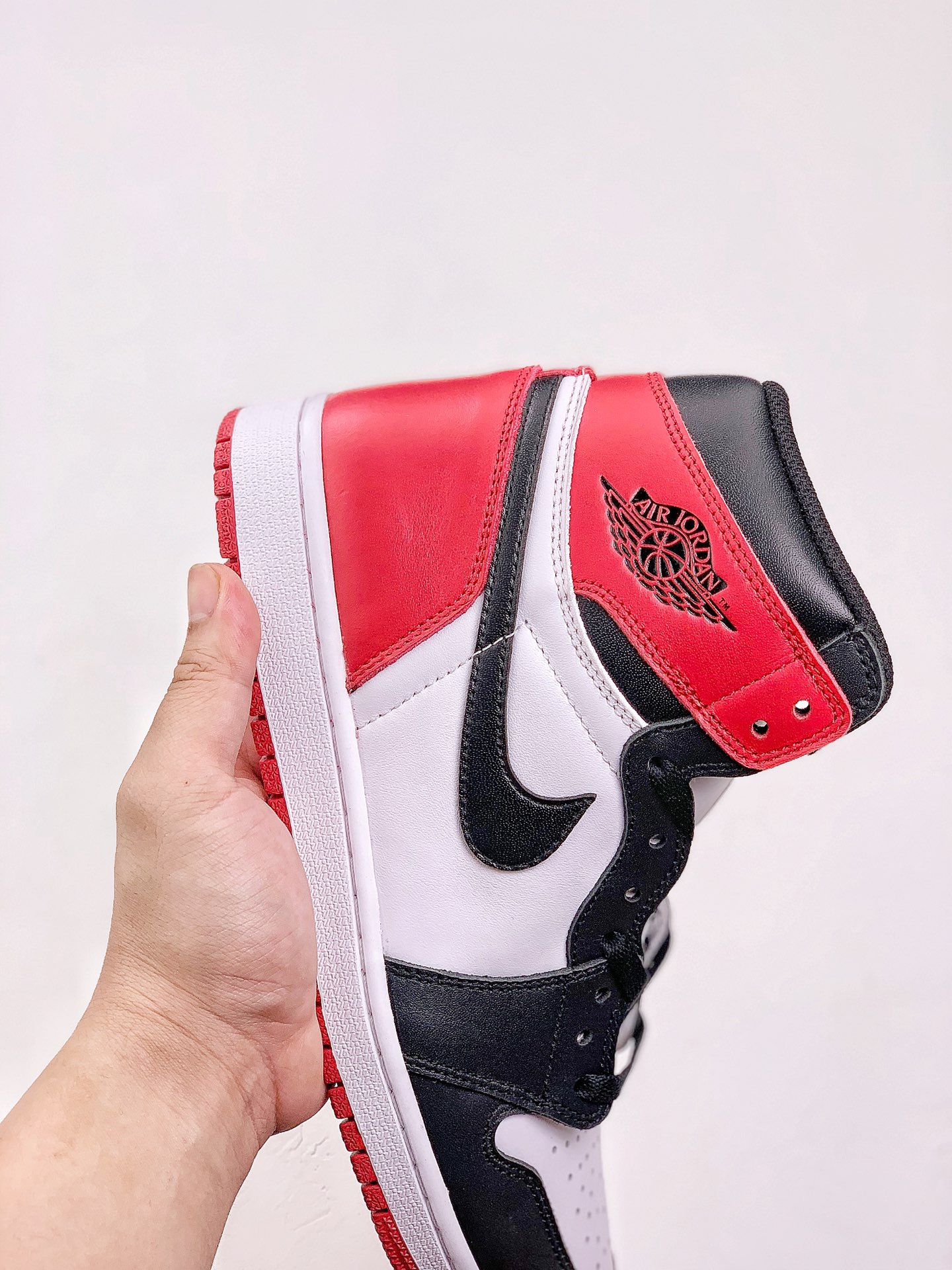 Jordan 1 Retro Black Toe (2016)