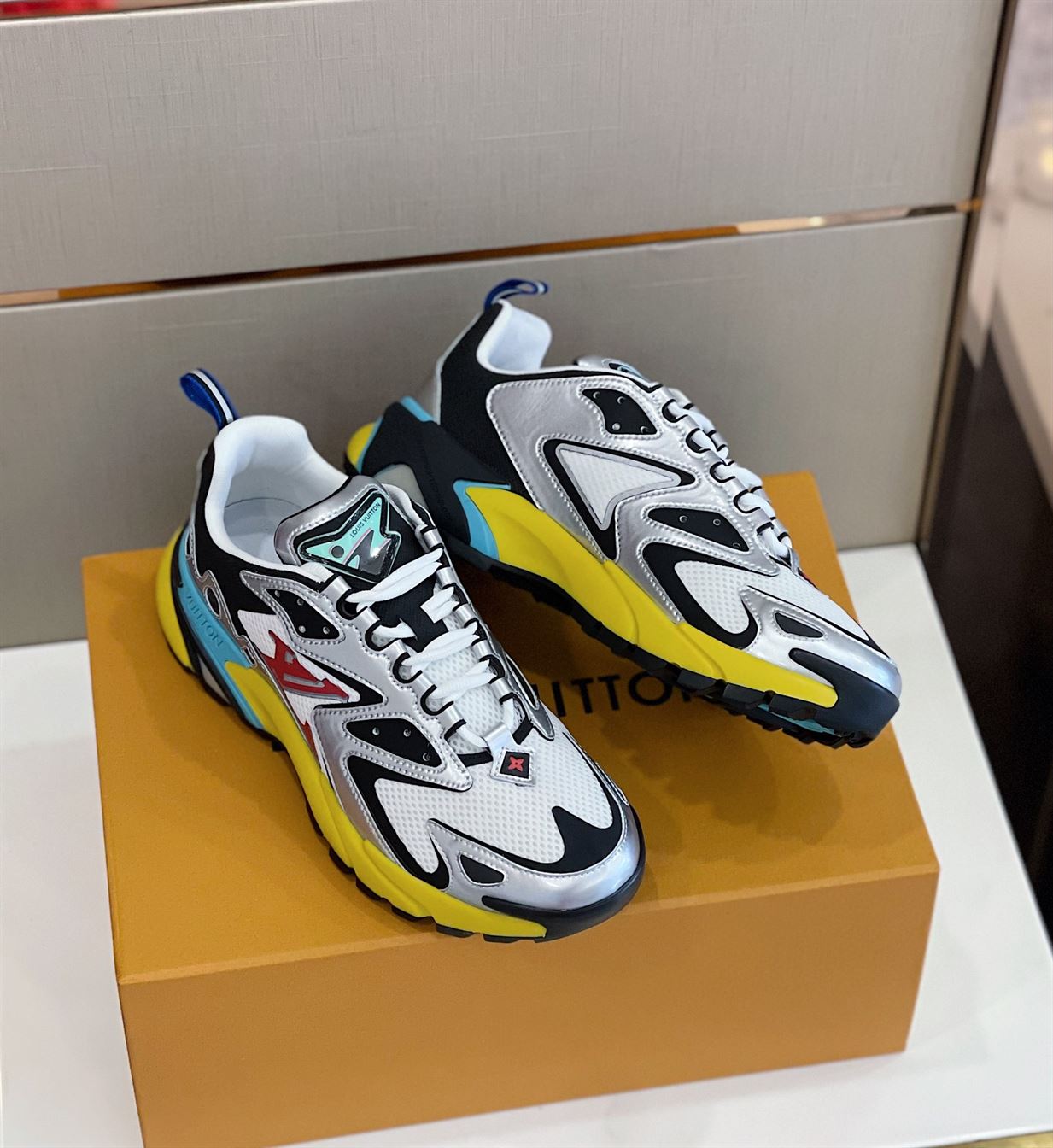 LOUIS VUITTON RUNNER TATIC SNEAKER – LVS025