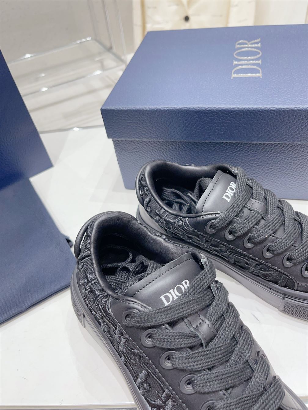 DIOR B33 SNEAKER BLACK SMOOTH CALFSKIN AND DIOR OBLIQUE RAISED EMBROIDERY – DO132