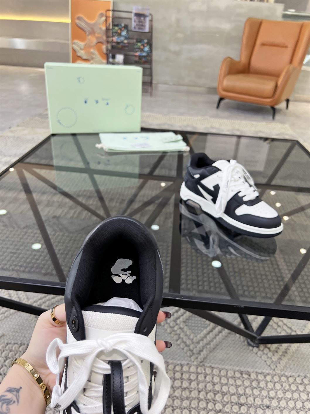OFF-WHITE OUT OF OFFICE BLACK WHITE SNEAKER – OFW015