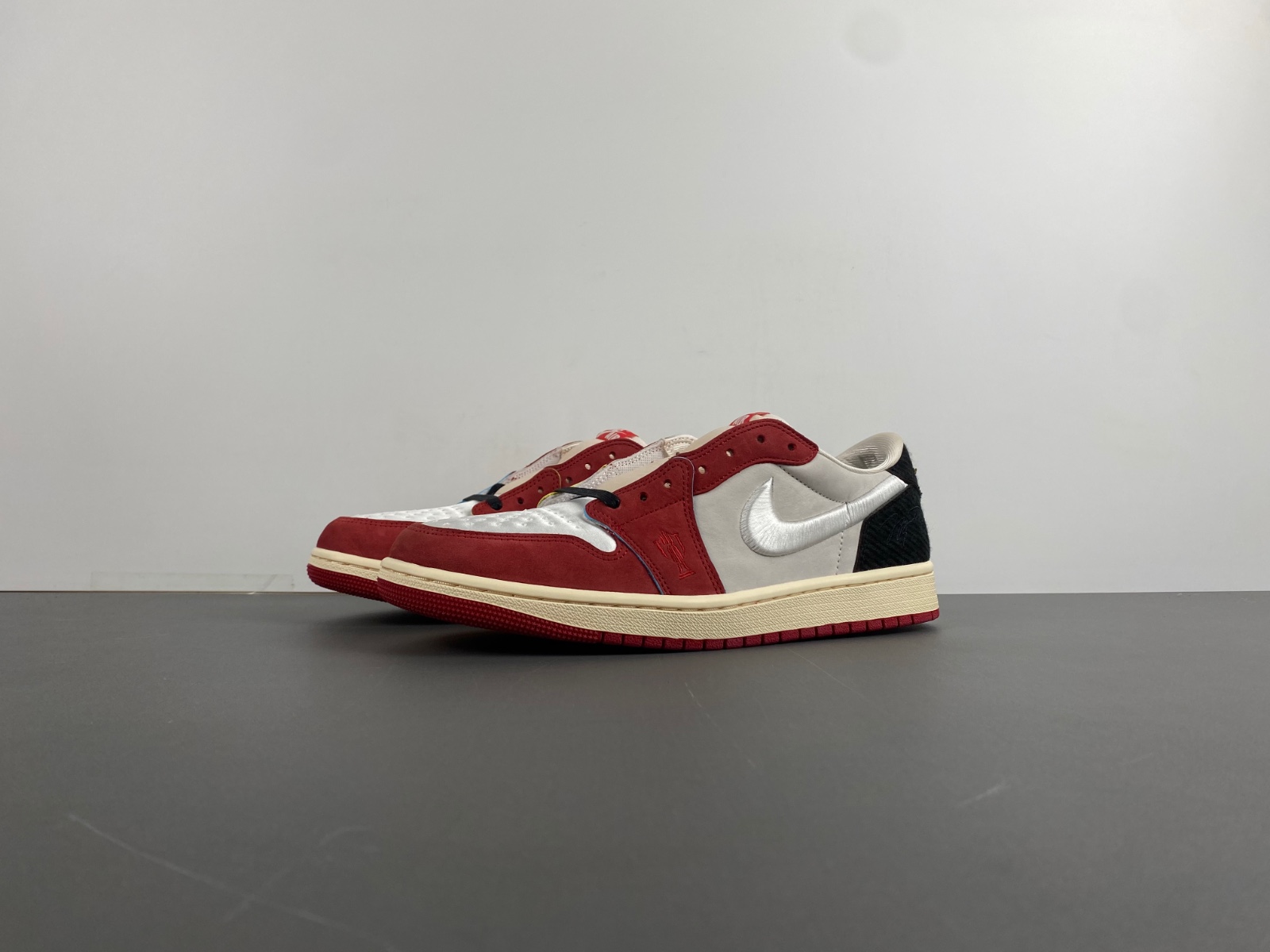 Jordan 1 Retro Low OG Trophy Room Rookie Card Home