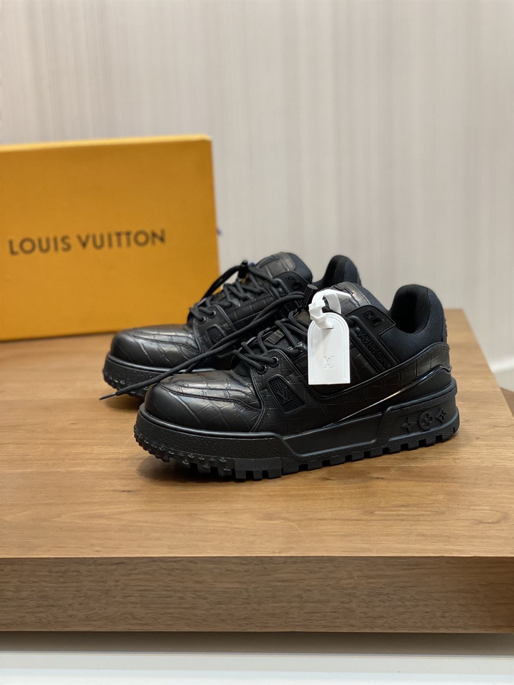 LOUIS VUITTON SS24 SNEAKER – LVS162