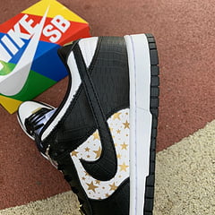 Supreme x Nike SB Dunk Low