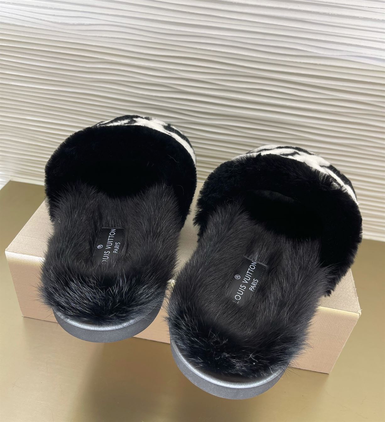 LOUIS VUITTON POOL PILLOW COMFORT MULES – LVSD053