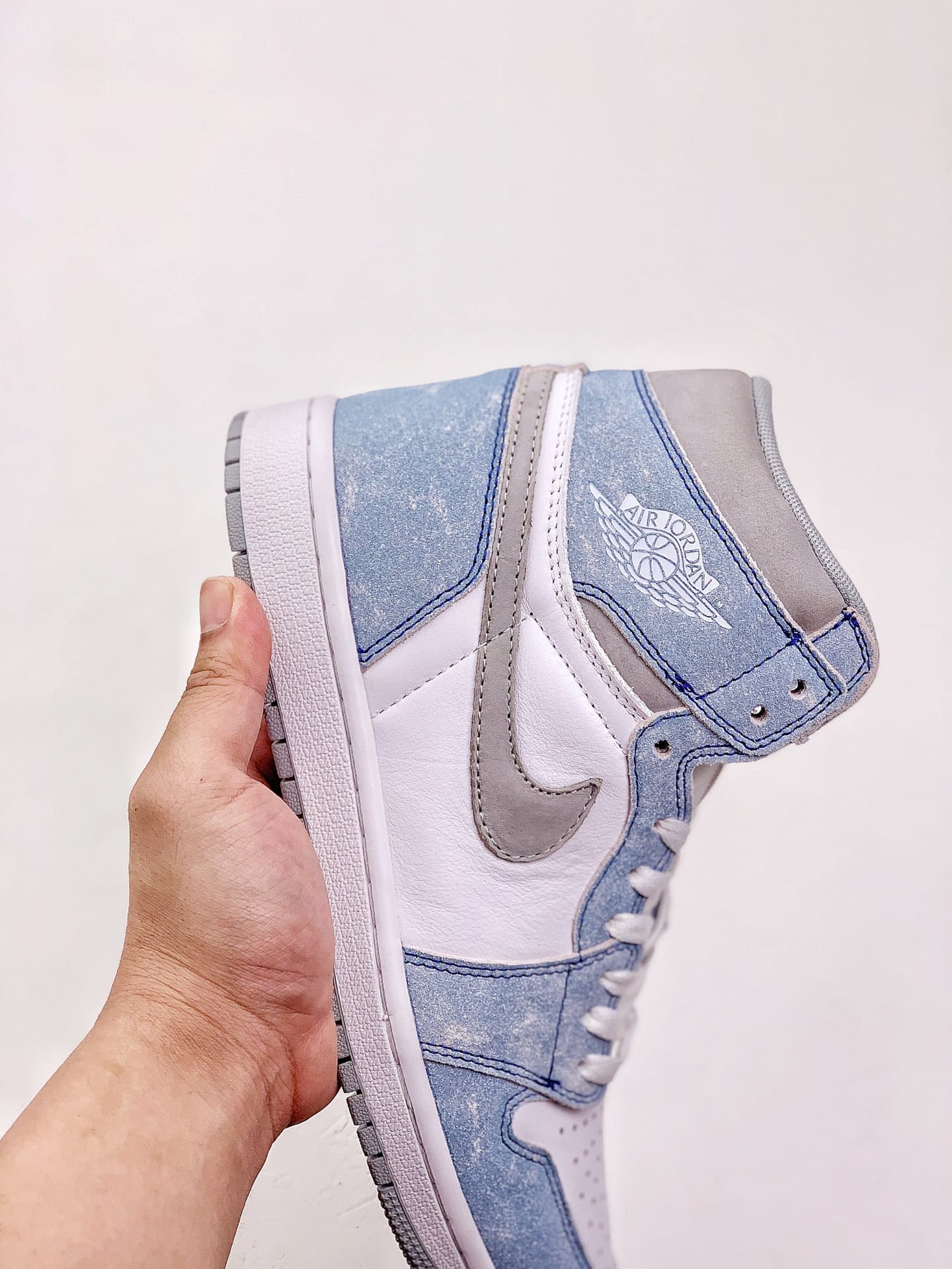 Air Jordan 1 Retro High OG Hyper Royal