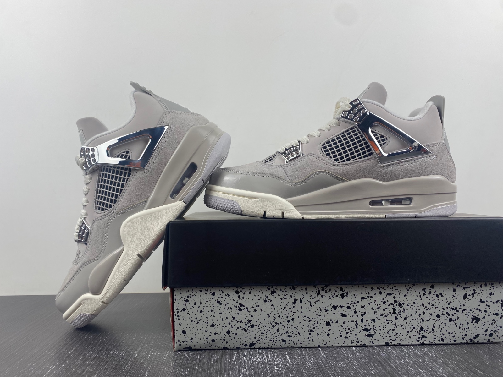 Air Jordan 4 Frozen Moments