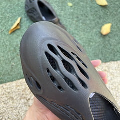 Adidas Yeezy Foam RNNR Onyx