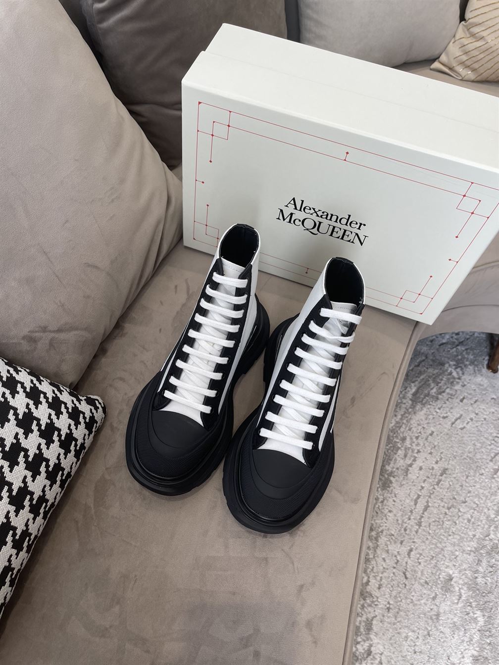 ALEXANDER MCQUEEN TREAD SLICK HIGH-TOP SNEAKERS – ALD035
