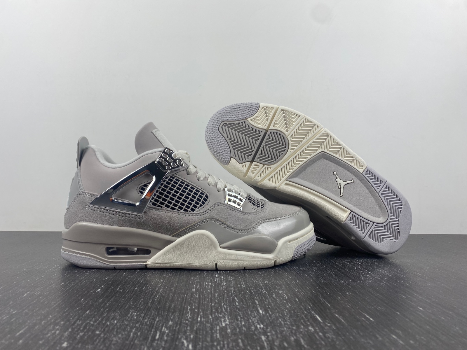 Air Jordan 4 Frozen Moments