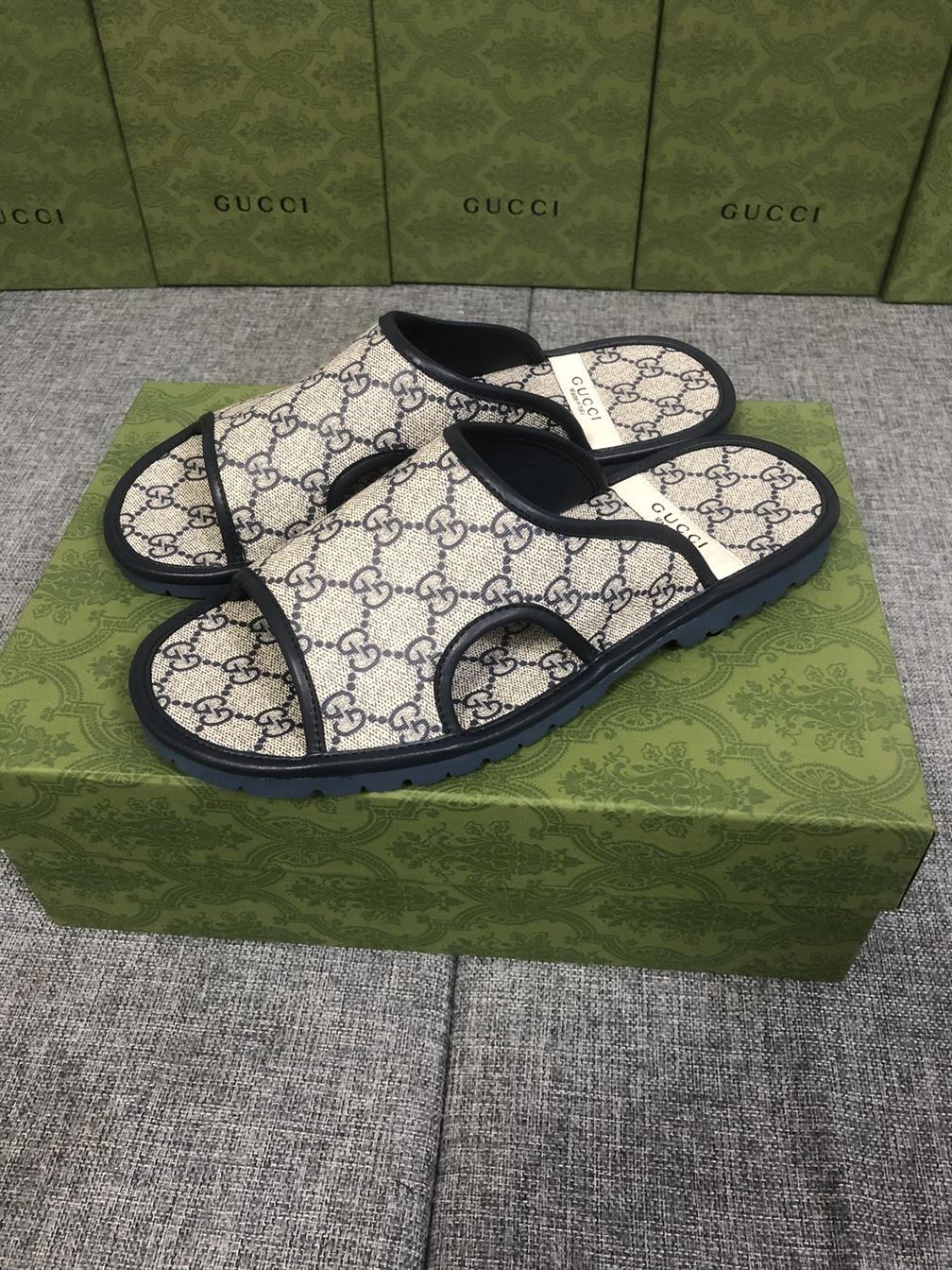 GUCCI MEN’S GG SUPREME SLIDE SANDAL – GSL034