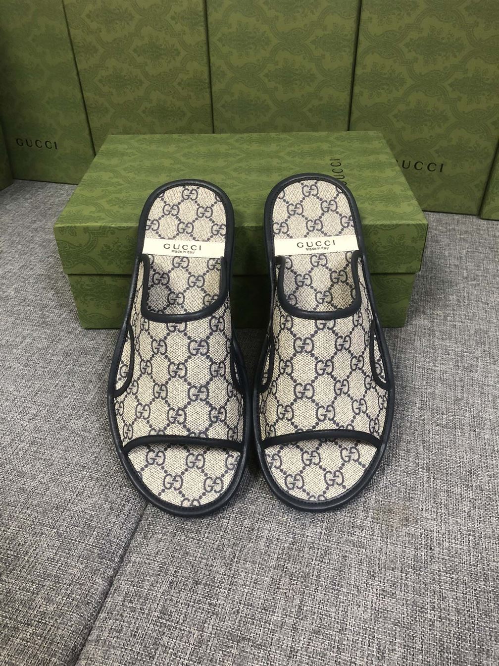 GUCCI MEN’S GG SUPREME SLIDE SANDAL – GSL034