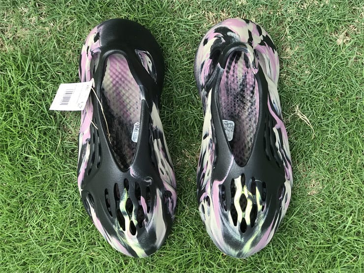 Yeezy Foam Runner”MX Carbon”