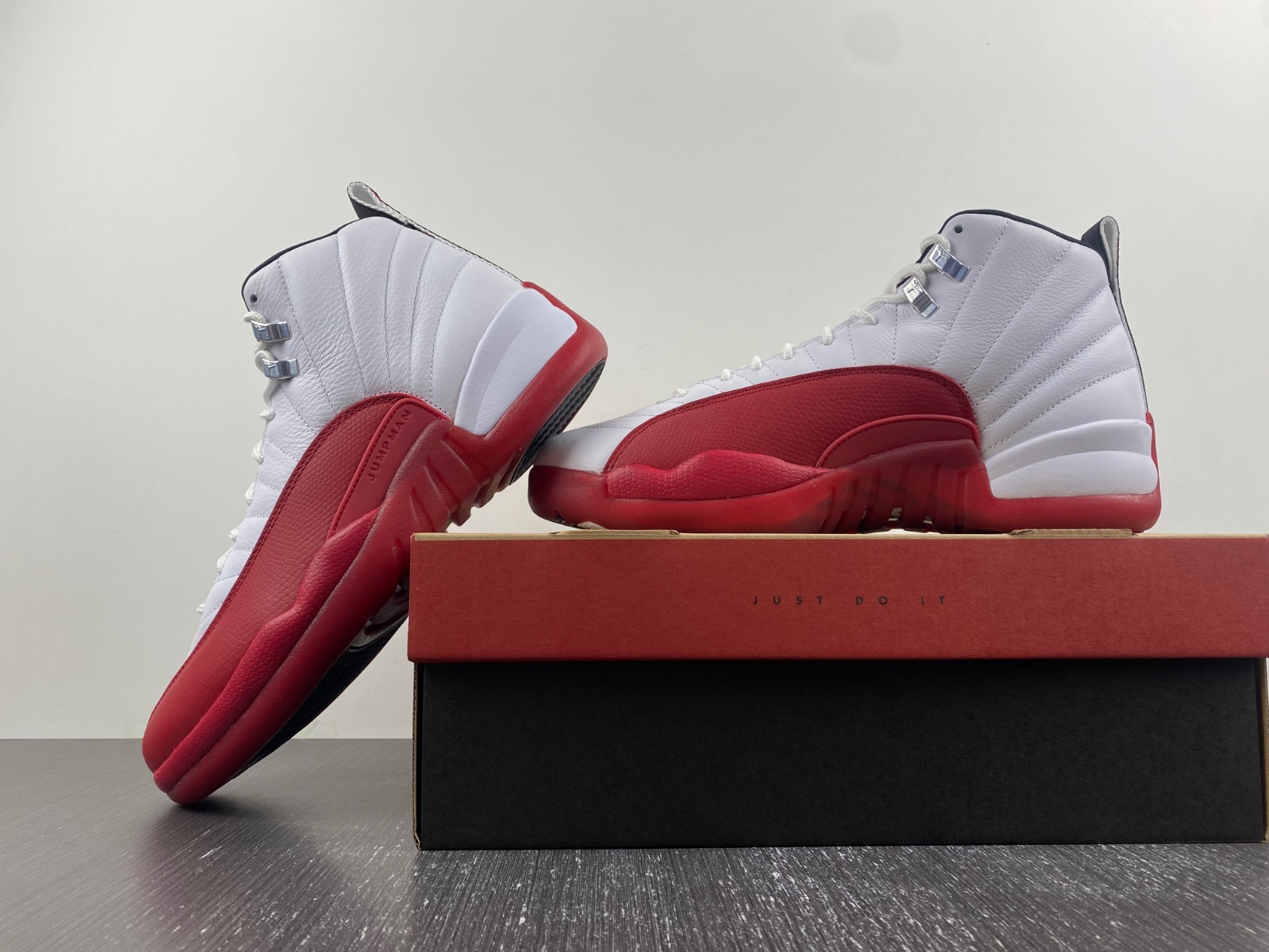 Air Jordan 12 Cherry