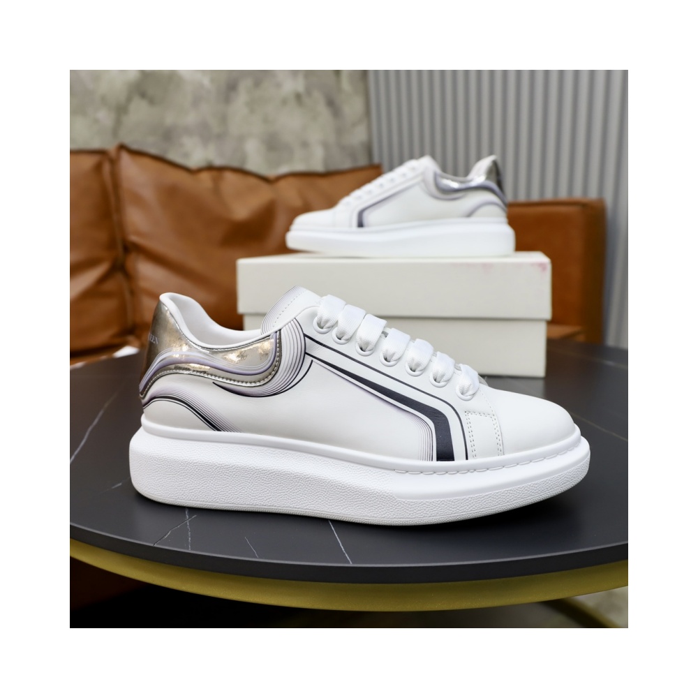 Alexander McQueen's classic star hit all-match white shoes