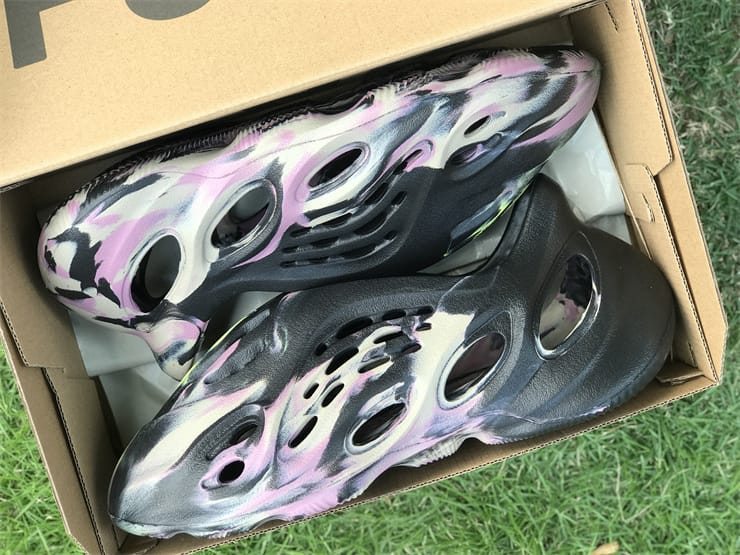 Yeezy Foam Runner”MX Carbon”
